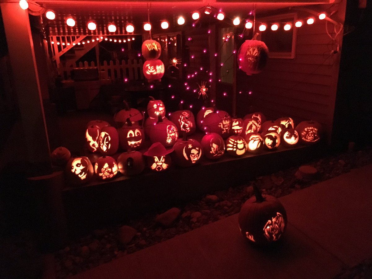 wonderstrckblog's tweet image. This is our entire collection of jack-o-lanterns from this year 🎃🎃 #burningallthewitches #lookwhatyoumademeboo