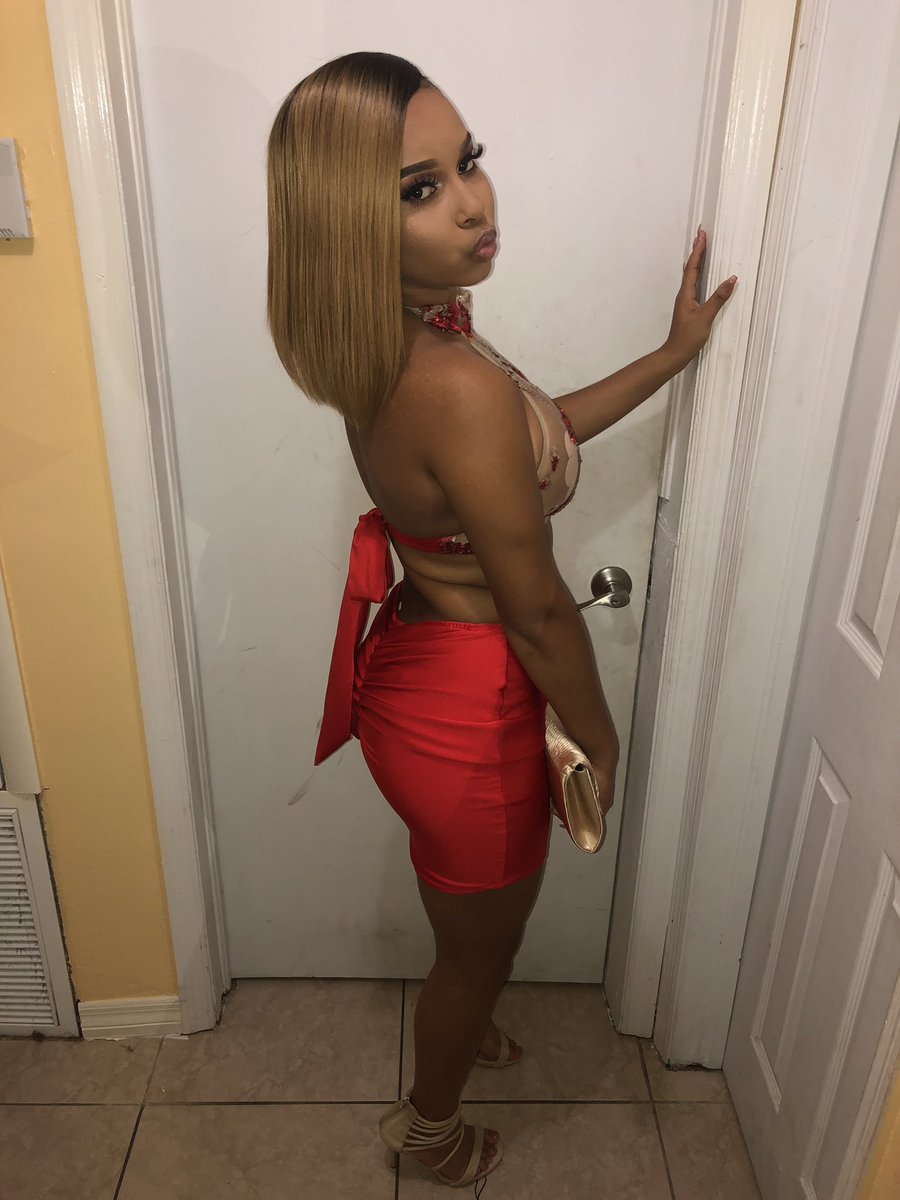 llovedestinyy's tweet image. The Niggas Went To Sweating &amp;amp; The Hoes Went To Whispering 🤫🤪 #Hoco2k18 #NYFashionWeek