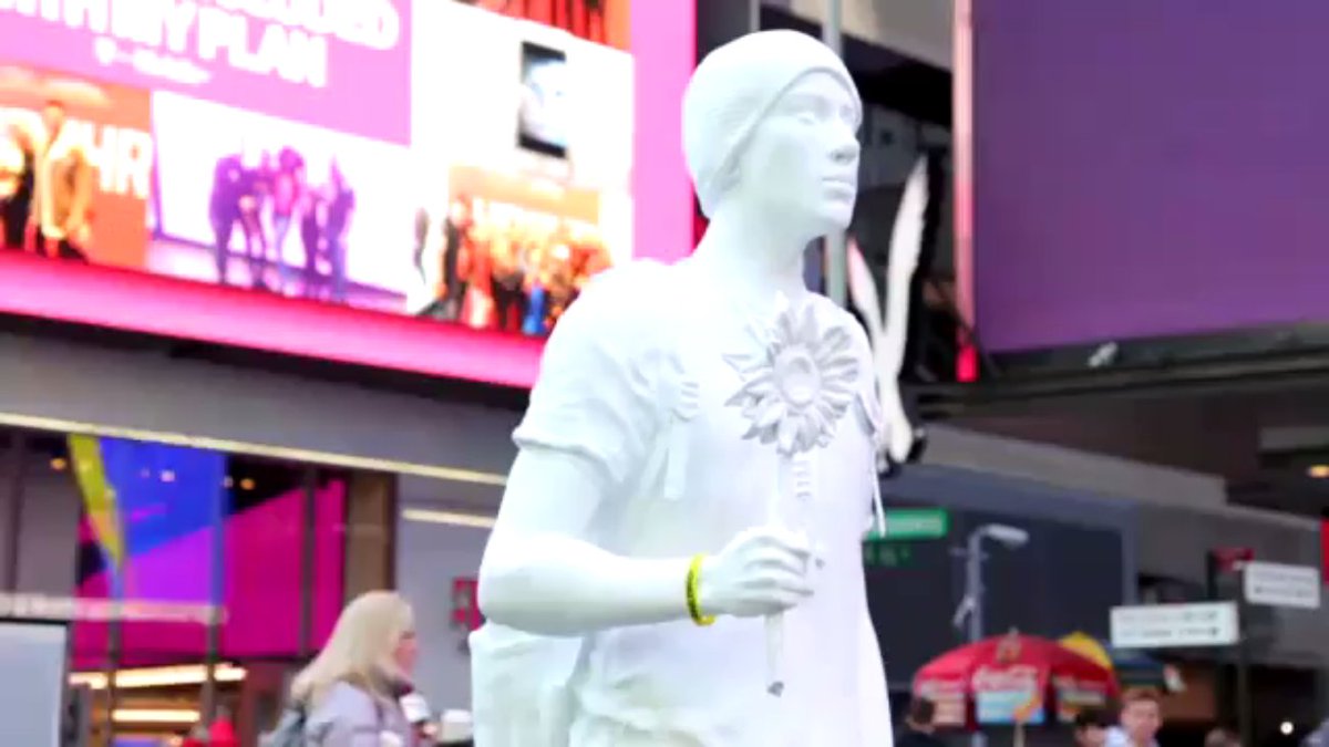 Prosocialnet's tweet image. Change the Ref - Guac. There are ways and ways of using technology 😮😮😮 #GuacIsBack ow.ly/6d0q30muxpS