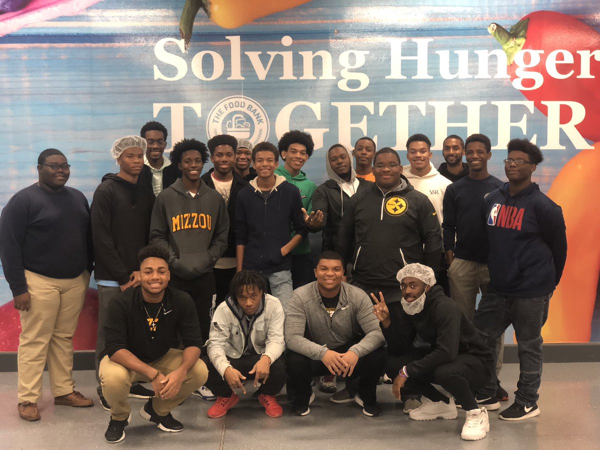 MUBMI's tweet photo. Yesterday, we MBMI โ22 volunteered at The Food Bank for Central & Northeast Missouri! #MBMI22 #ServiceWithASmile #EraseAllLimitations #SolvingHungerTogether https://t.co/dYLI5u4Etb