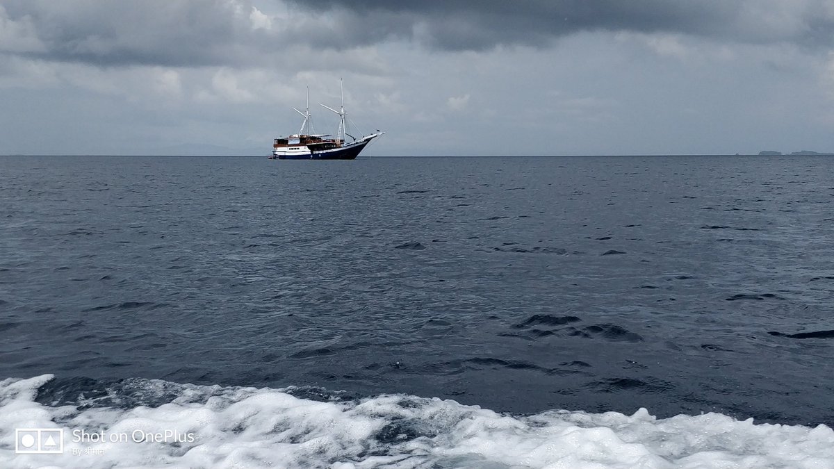 ये तस्वीर श्याम श्वेत में नही ली गयी है पर अचानक से समुंदर 50 के दशकों जैसे हिंदी फिल्मों जैसा हो गया था।काला, सफेद, सलेटी और वो रंग जो पानी का नही होता...शांत समुंदर फिर से कुलांचे मारने लग गया था और ऐसा लगता था कि समंदर हमारी बोट की गोद मे आजाना चाहता है..