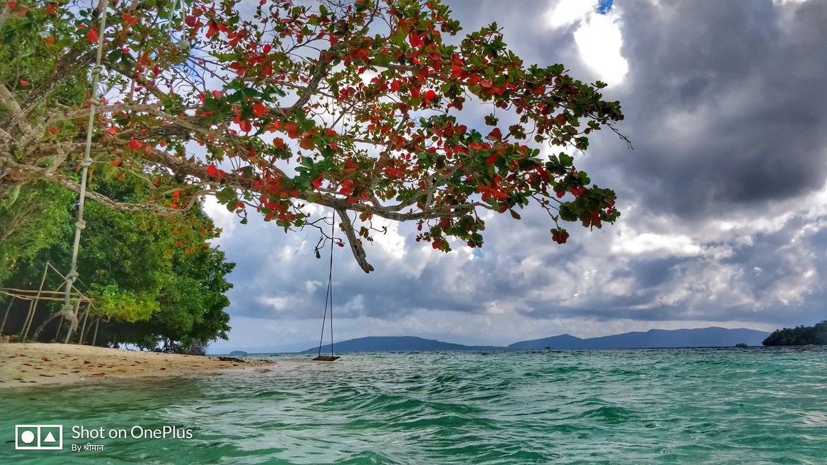 कुछ एक मिंटो बाद फिर से रंगों का मेला लगने लगा था।स्टार लैगून आने वाला था...नाम से क्या लगता है आपको ??