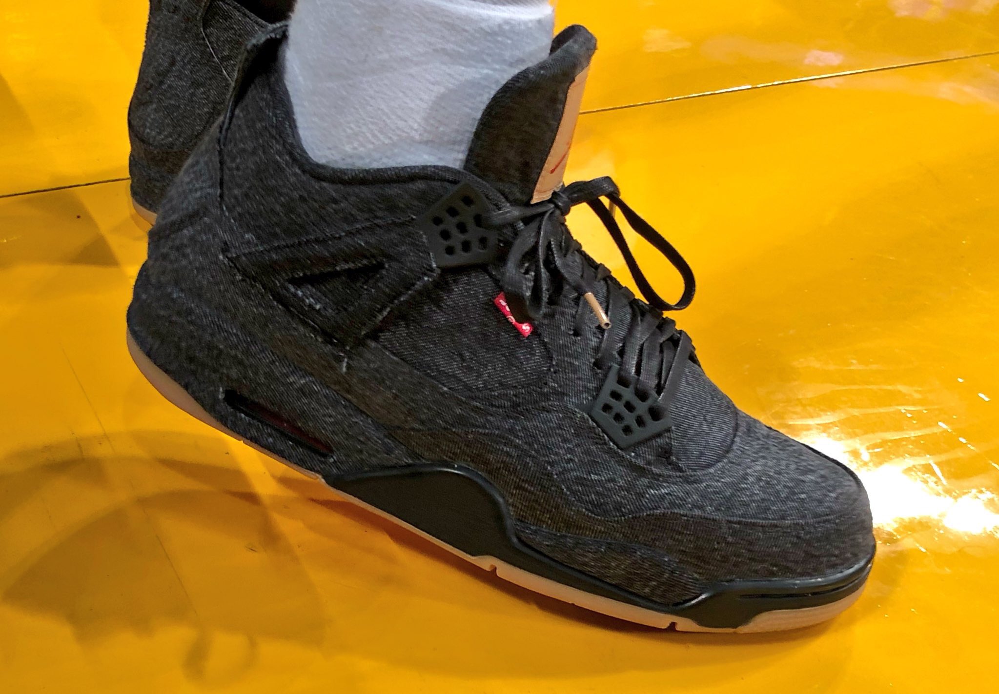 Jordan 4 levis black on feet deals