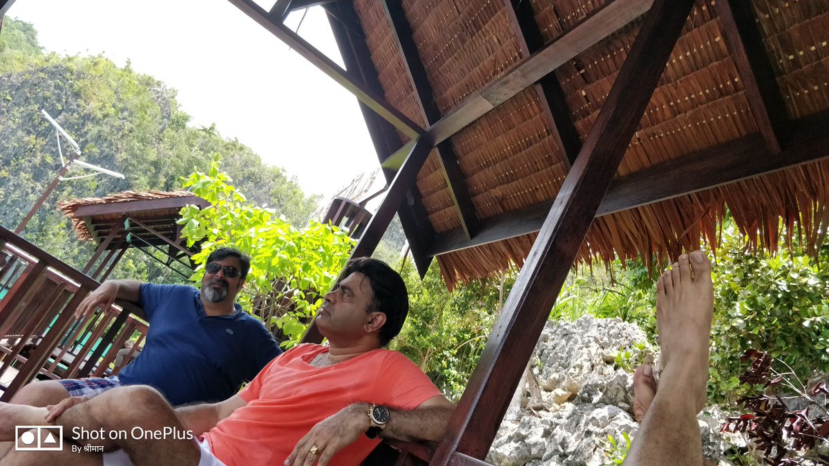 सूरज चाचा में अपना प्रकोप दिखाना शुरू कर दिया था।ब्यास लगने लगी थी ( बियर की पास को ब्यास कहा जाता है हमारे गावँ में) थक गए थे ...हिम्मत नही हुई किसी की जाने की ऊपर डेक पर।हम हिम्मत किये पर ऊपर जाके देखे कि फोन नीचे है ..फ़ोटो नही ले पाए 