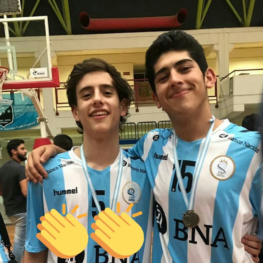 Nació en Corrientes cap, de chico se vino a Libres dónde hizo sus primeros pasos en el Handball. Hace poco se mudó a Chajarí y defiende la camiseta de Estudiantes de Concordia. El Viernes 2 de Noviembre fue Campeón Sudamericano menor con Argentina. Felicidades Fernando Velozo!🏆