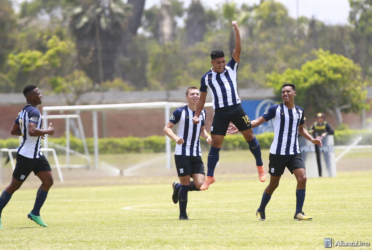ClubALoficial's tweet photo. 📸 Imágenes del partido de nuestro equipo de reserva con victoria frente a @Universitario. #ArribaAlianza https://t.co/TmWg4tdOXi