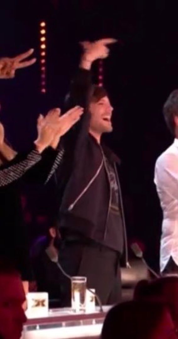 Team1DFrance's tweet photo. Photo | Louis ce soir après la prestation de Liam, il a l’air très fier ! (04/11) https://t.co/oMTmEyFc5R