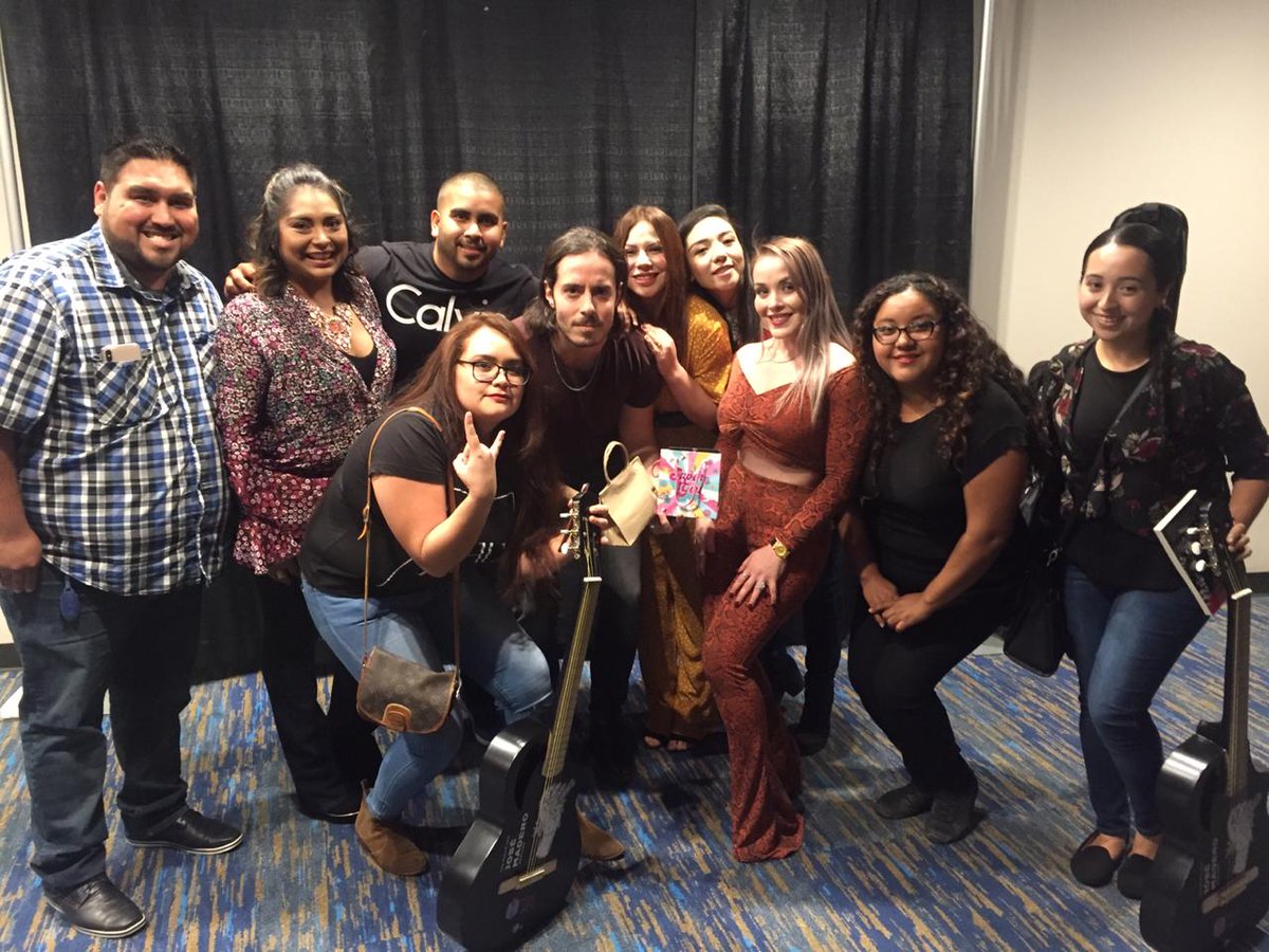 HitsFm901's tweet photo. Nuestros ganadores con @JoseMaderoDice y su guitarra autografiada ¡Gracias por confiar en nuestras promociones! https://t.co/zBKRWJKC6a