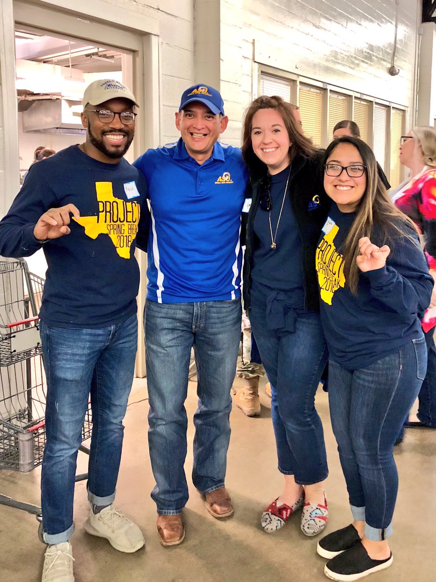 volunteeratasu's tweet image. It’s always a pleasure to represent ASU while serving the community of San Angelo. It was a great experience to be a part of HEB Feast of Sharing this year! 🐏 #serve #explore #experience