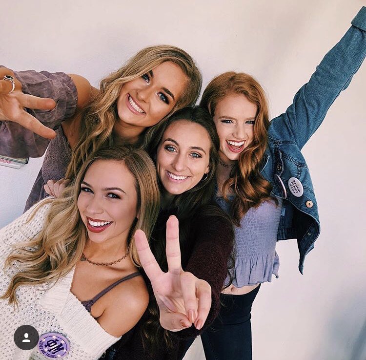 dentoncaitlin's tweet photo. girls on gameday #roomieflex https://t.co/g0lPXgpue4