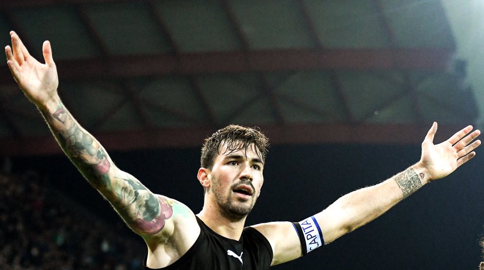 brfootball's tweet photo. 90’—Udinese 0-0 Milan
95+5’—Udinese red card
90+6’—Alessio Romagnoli goal disallowed 
90+6’—Gattuso sent off 
90+7’—VAR reverses goal decision
FT—Udinese 0-1 Milan 

Football! https://t.co/nZVcvxqBzx