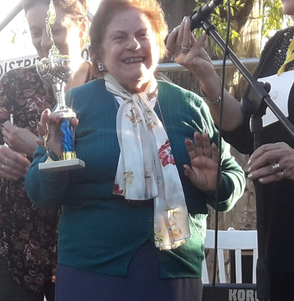 CascallaresPJ's tweet photo. Hermosa tarde en #Glew junto a cientos de vecinos. Concurso de Manchas y Decoración de Vidrieras embelleciendo los comercios. Premiamos a #BetyValls vecina y comerciante desde hace más de 50 años. #SomosBrown https://t.co/YA55JNoxE3