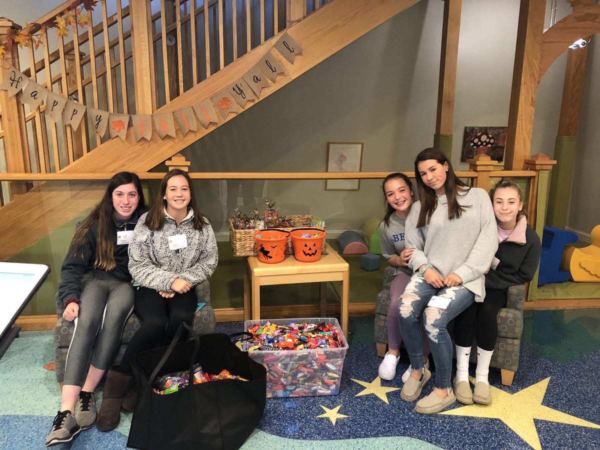 EllenEllenling's tweet photo. The St. Elizabeth Cancer Awareness Club sponsored a Halloween candy drive and delivered their donation to the Children’s Inn at NIH today. So proud of these girls! @V_Spadoni @m_penny4 @StEsRockville @ADWCathSchools #StEsStrong #serviceandfaith https://t.co/bJqWvXWdHM
