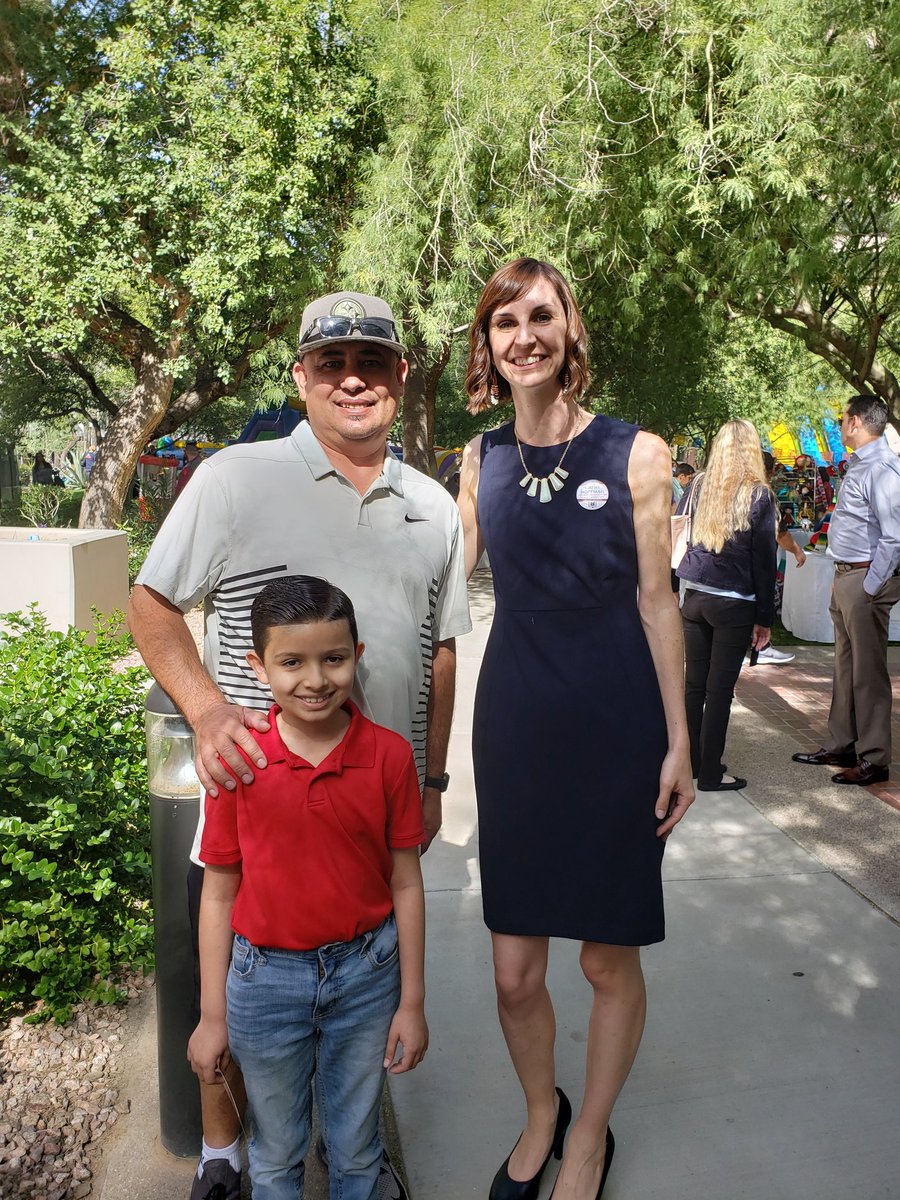kathyhoffman_az's tweet photo. My family &amp; I talked with voters at the Día de Los Muertos festival. One young student told me that I earned his vote in his classroom election. I love that our teachers provide students with hands-on opportunities to learn about the democratic process. #WaveCastAZ #EdWave2018 https://t.co/95GifRJebS