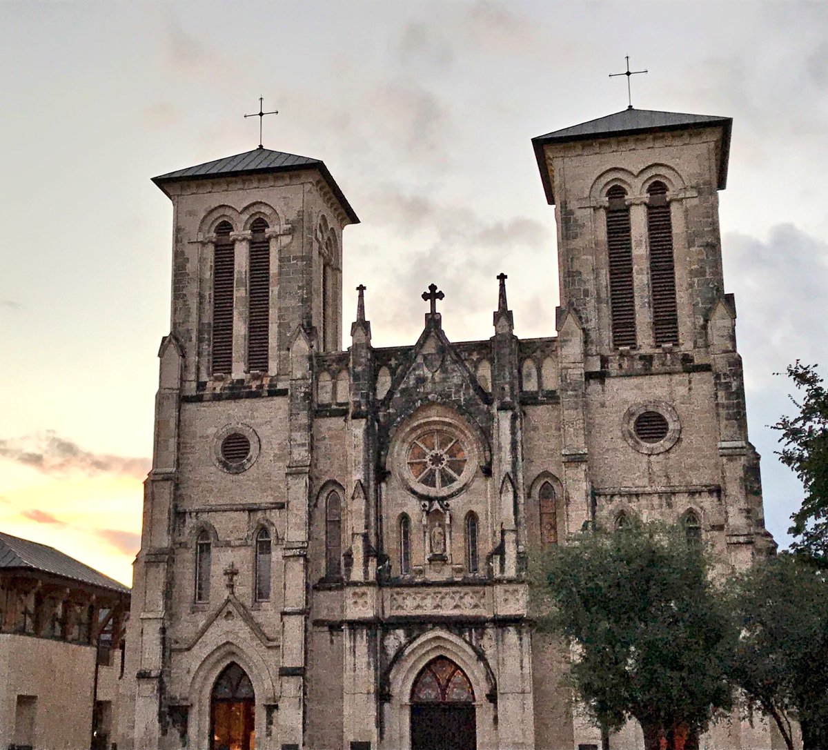 llamaguey's tweet photo. Un catedral colonial muy linda aqui en San Antonio desde 1835. Fue construido de colonos de las Islas Canarias. #CB1201 #NYC_Spanish https://t.co/NLLz0KYHRy
