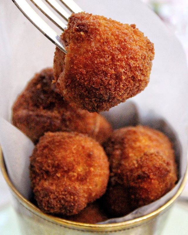 coffeeandchamps's tweet photo. Oh, BITE me!
—
Such a genius move to make CRAB CAKE BITES! Mad respect @ladureeus. https://t.co/usHaAmDQeI https://t.co/Y7fxJb6O1b