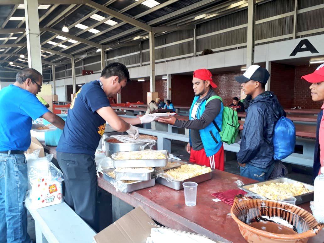 fchiguil's tweet photo. Ayer por la noche la Alcaldía Gustavo A. Madero recibió a 400 migrantes, en la Casa del Peregrino, recibieron alimentos y servicios básicos para que pudieran pasar la noche. Al rededor de las 4:00 p.m. se les trasladó  a un Albergue en Magdalena Mixhuca. https://t.co/8VVDbs5ju5