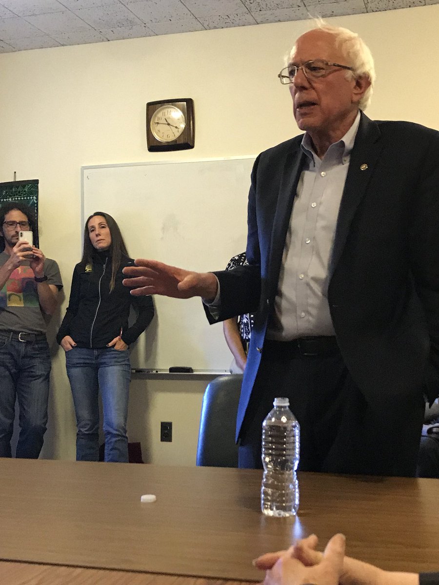 MindiMessmer's tweet photo. Great seeing @BernieSanders in Manchester! #nhpolitics #bluewave18 https://t.co/XAGjbGvZdb