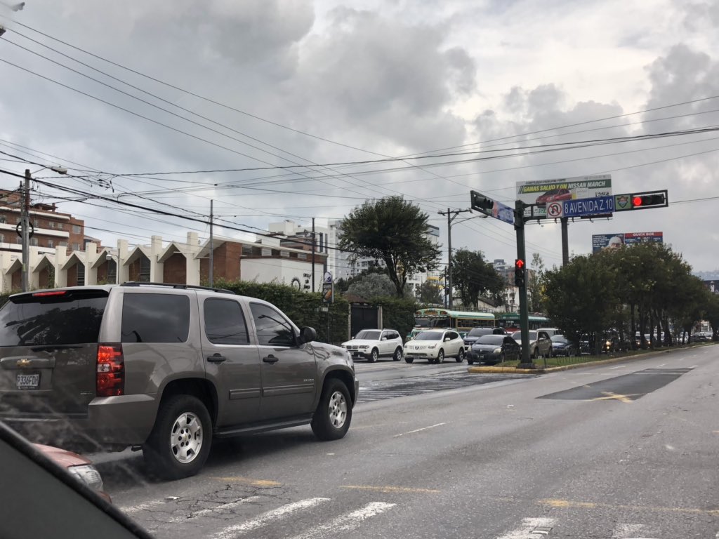 denuncia_lacras's tweet photo. Parece que a cierta gente le parece que el paso de cebra es un adorno @HombreNoticiaGt @PNCdeGuatemala @amilcarmontejo @SantosDalia @DashcamGT @traficogt @Viajeroenrutas suficiente para una multa? #hayquerespetar https://t.co/JY3UhBsyAm