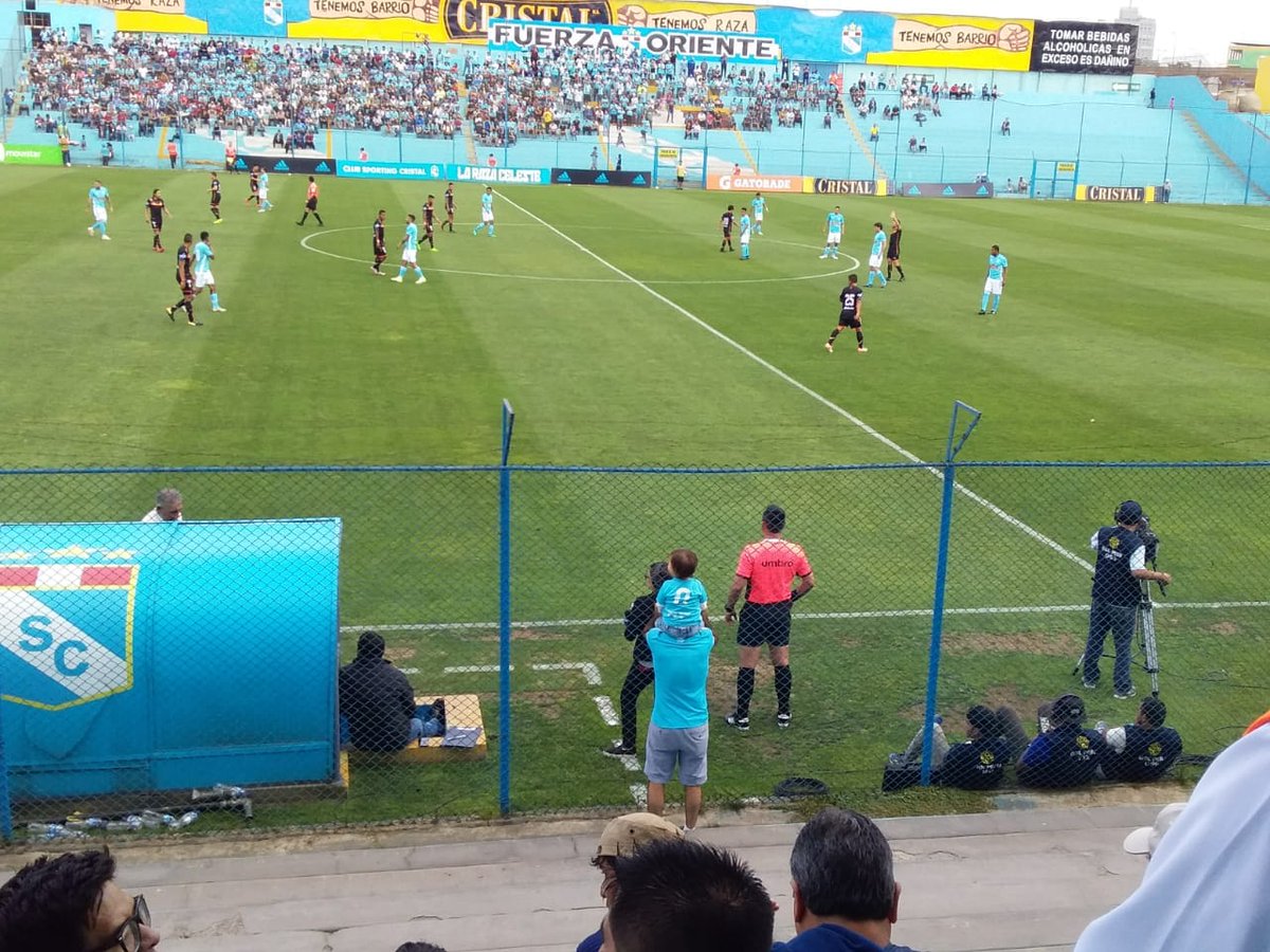 imayandia's tweet photo. El primero de muchos, hijo mío. Ver a @ClubSCristal contigo y verte tan feliz en el Gallardo ha sido espectacular. No te vas a acordar cuando crezcas, pero hoy empezó eso que te va a alegrar los días de aquí en adelante: ver, sufrir, disfrutar y amar a esos colores. Salud! https://t.co/NcFBPlqbZB