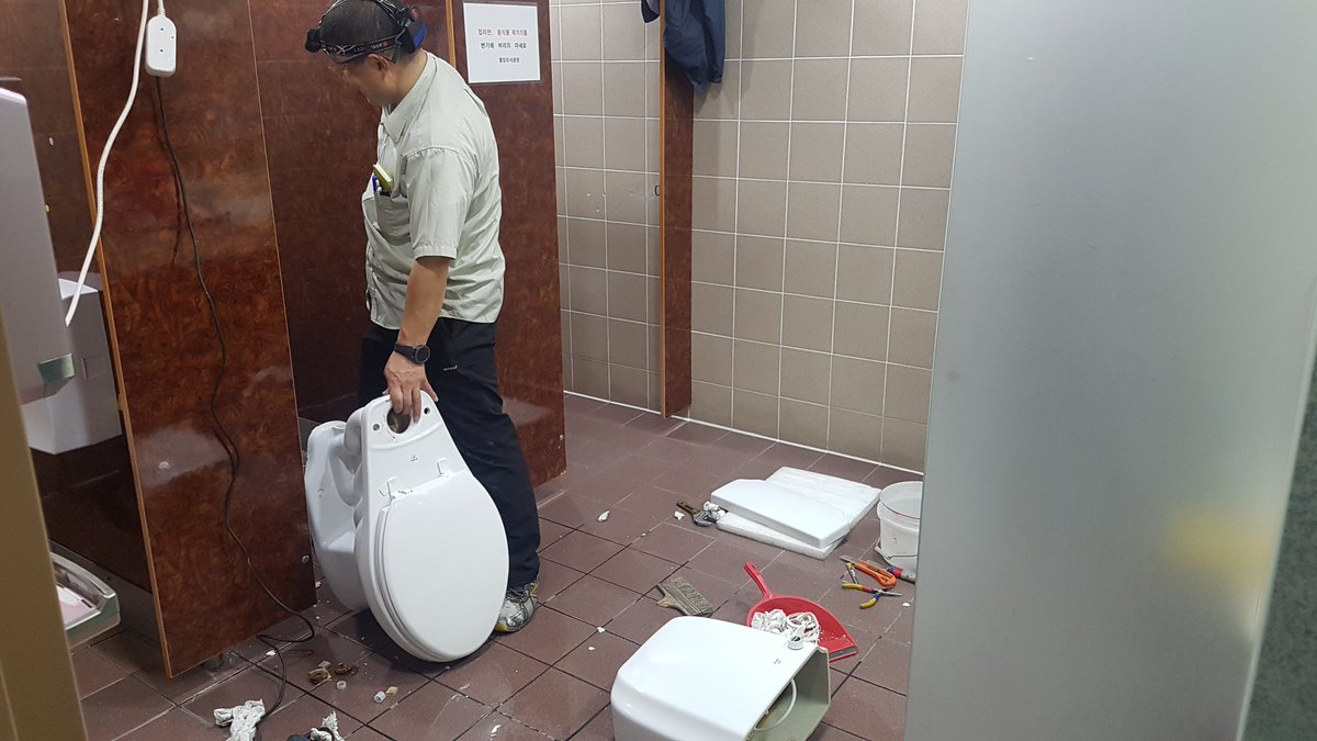 #성남시  #평생학습원 전체휴관일을 맞아 #중앙도서관 등 각종 시설정비를 실시하고 있습니다. 중앙도서관 1층, 지하1층 등 화장실 배관 등 위생기기를 정비하여 쾌적한 환경을 갖추도록 더욱 노력하겠습니다
#도서관지원과