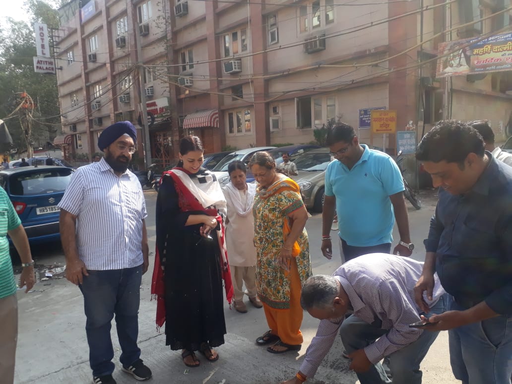 YasminKidwai's tweet image. Road redone in Daryaganj - Brij Mohan mark is at a busy intersection &amp;amp; am glad the work was completed in time before Diwali &amp;amp; inaugurated by the residents themselves :) 
#Daryaganj #Constituencyprojects