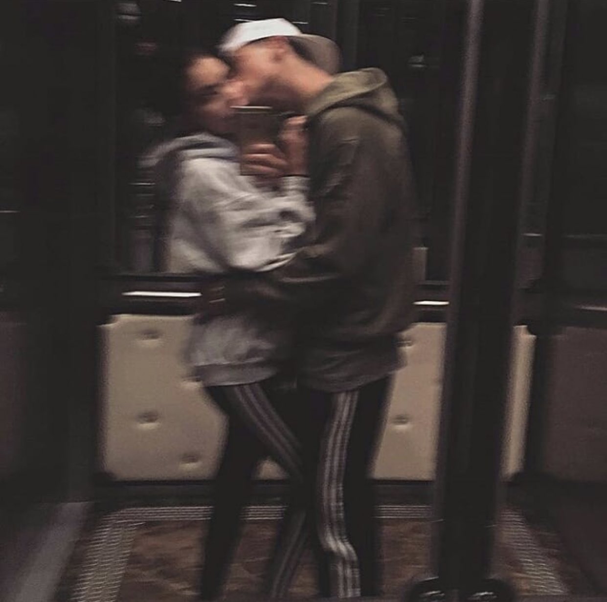 Парень с девушкой в лифте
