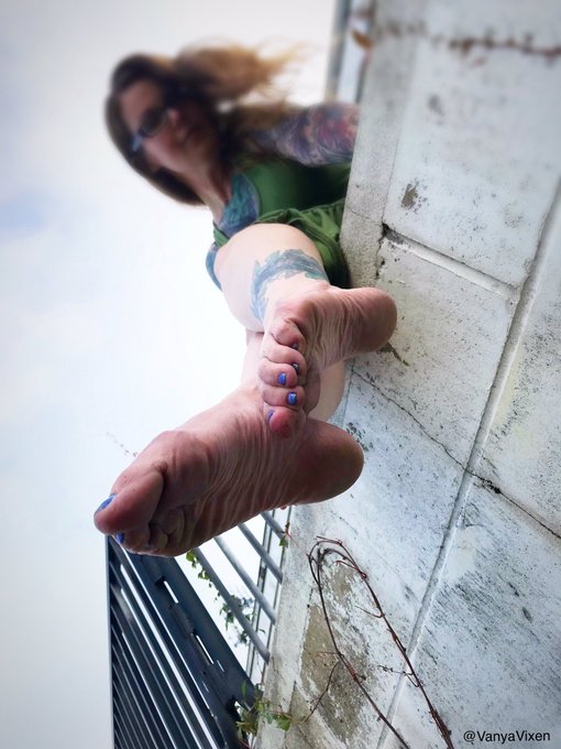 Couple quick pics from My outdoor foot fetish shoot today ☺️👣 https://t.co/N1jMMFAUjz<a href="/tag/pawg"class="tags"><span>#pawg</span></a><a href="/tag/milf"class="tags"><span>#milf</span></a>