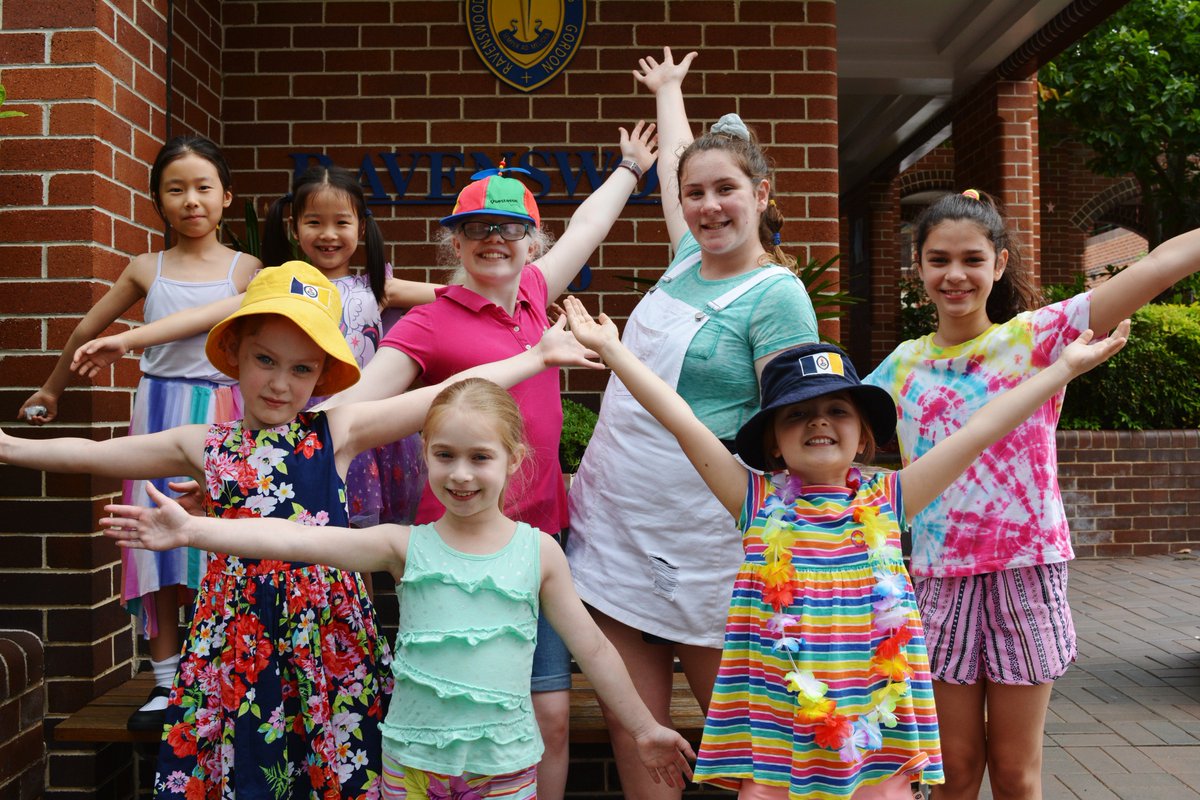 Ravenswood_News's tweet photo. Colour us happy - we're loving today's kaleidescope! #Ravo #ColourYourThreadsforPosEd #PosEd #PosPsy @PESA_Aus https://t.co/gpgRKRJCri