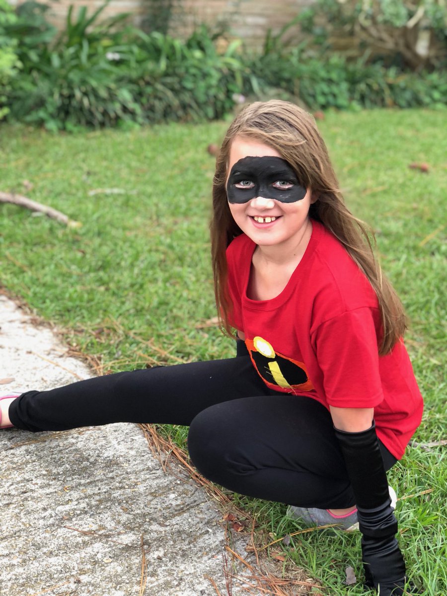 kathrynzaun's tweet photo. My family wins Halloween https://t.co/fbYfCPHlBl