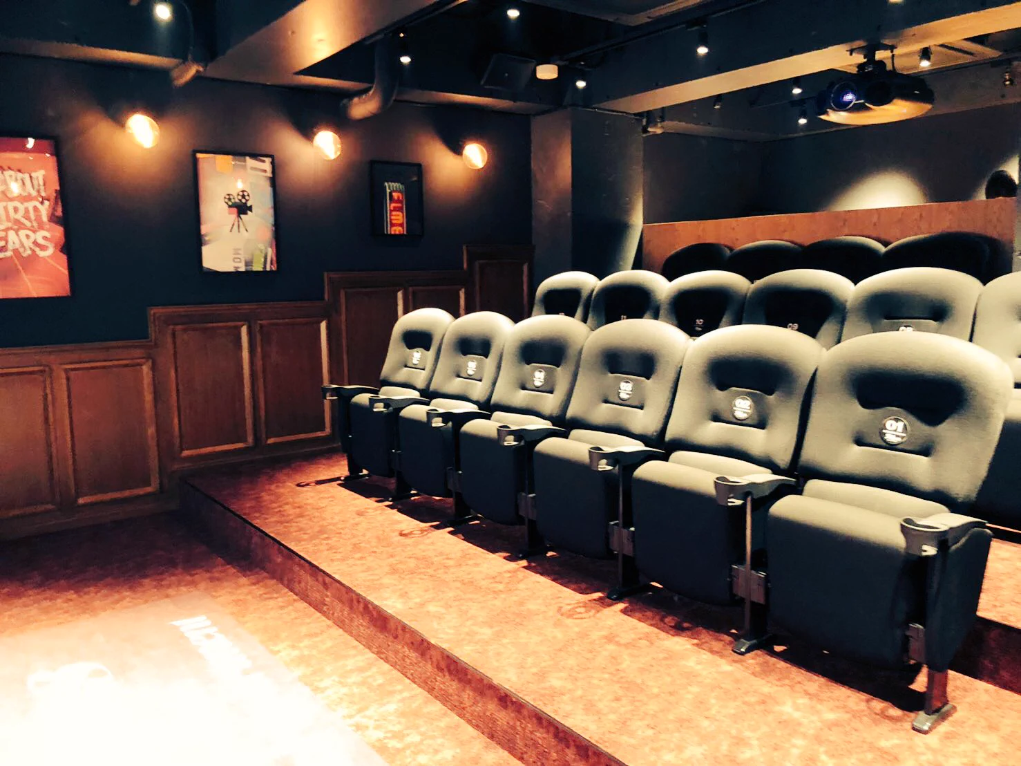 すごいなぁ！家の中に映画館のようなホームシアターあるの？！驚きました！