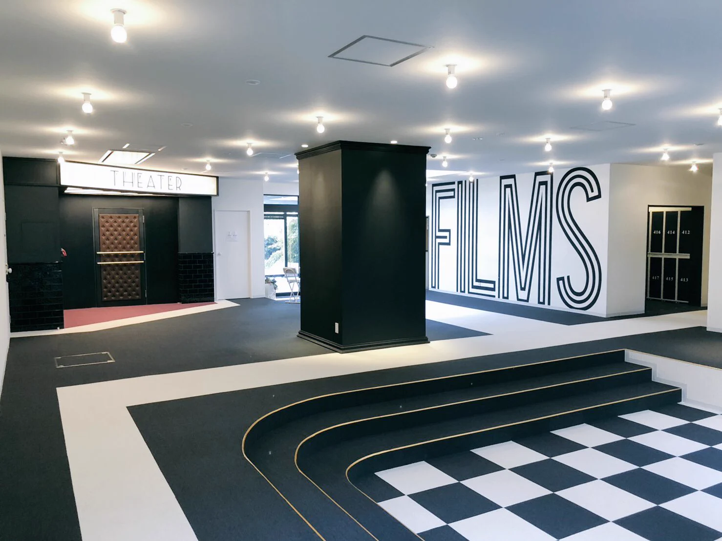 すごいなぁ！家の中に映画館のようなホームシアターあるの？！驚きました！