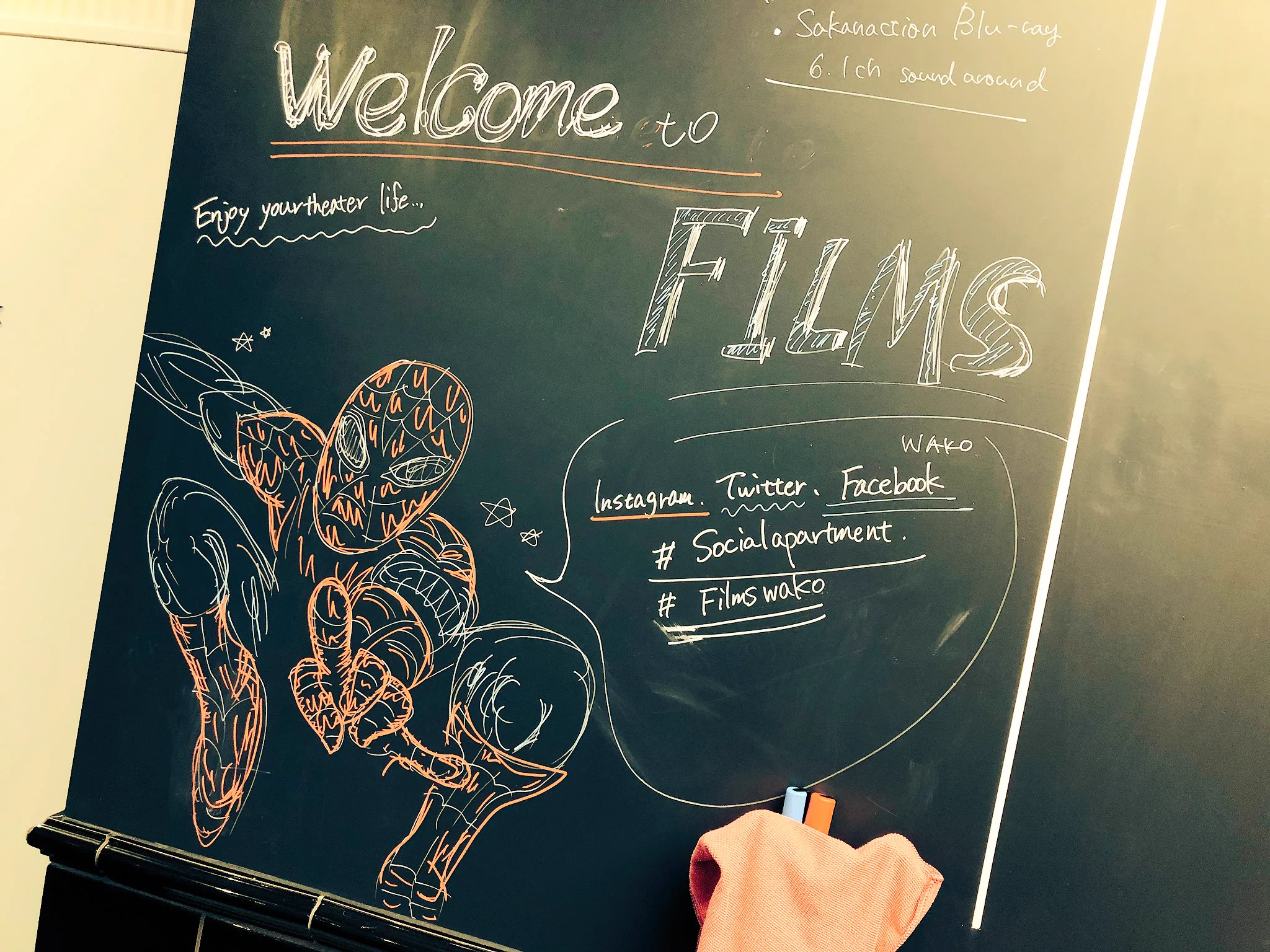 すごいなぁ！家の中に映画館のようなホームシアターあるの？！驚きました！