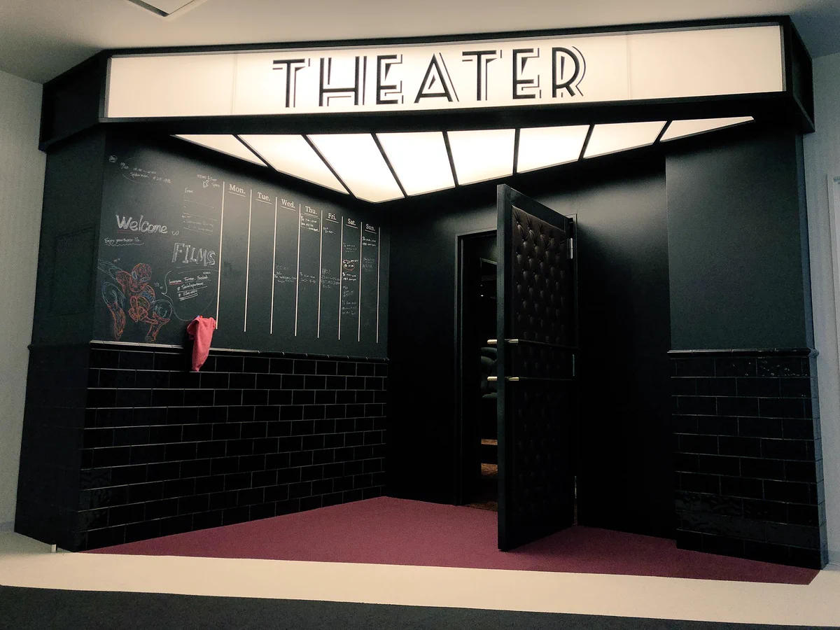 すごいなぁ！家の中に映画館のようなホームシアターあるの？！驚きました！