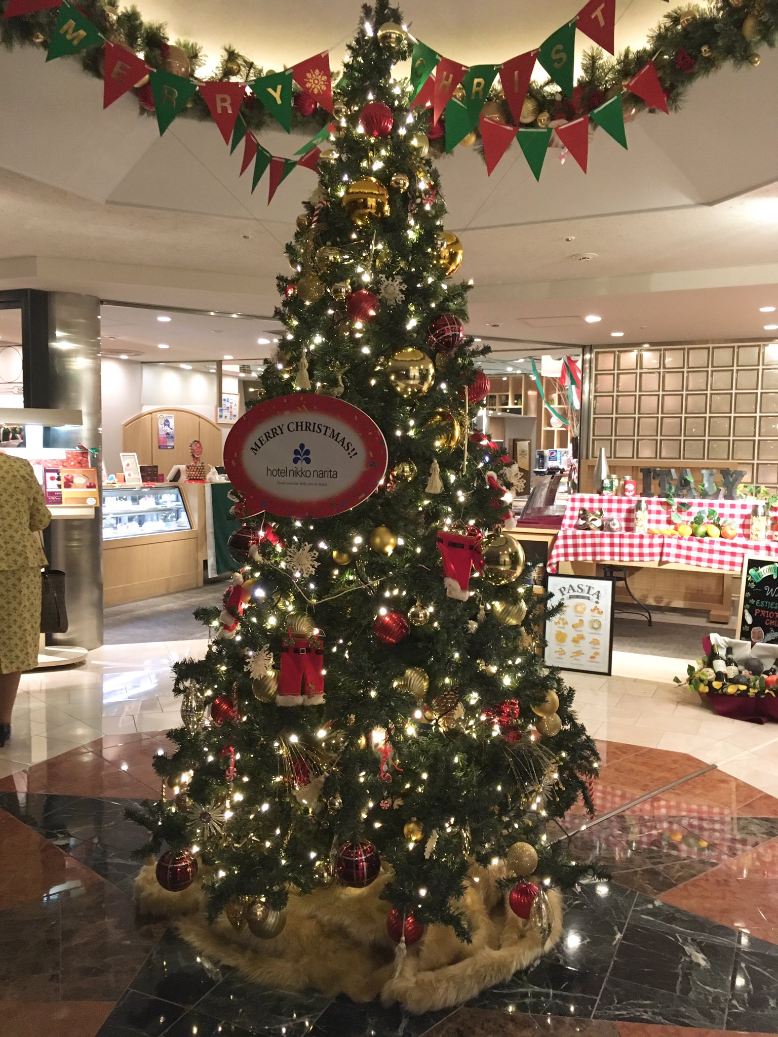 エリート情報 成田営業部 エントランスできらめく クリスマス装飾 館内側は 違った色使いで 輝いてます ホテル日航成田 さんのクリスマス飾り レストランセリーナの前には クリスマスツリー がありますよ 毎年恒例 イルミネーションは 11月17日 土
