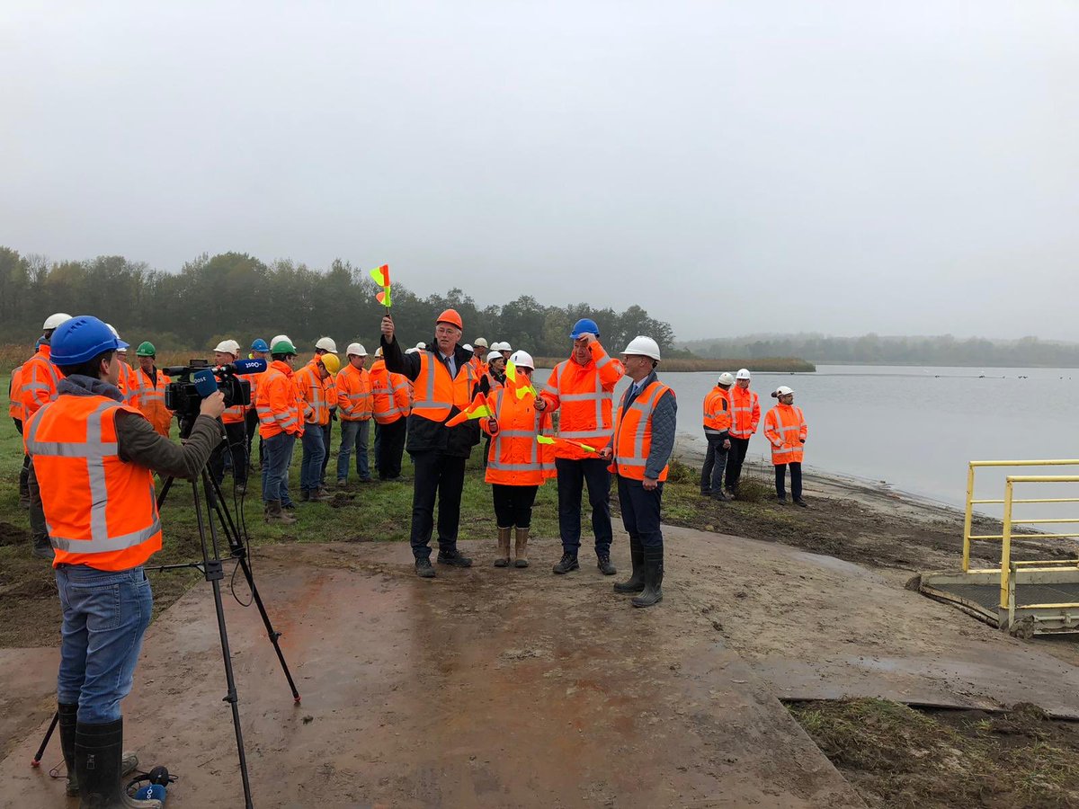 Vanmorgen getuige geweest van historische gebeurtenis. @RvdRIJsseldelta stak de dijk door die Kampen eeuwenlang heeft beschermd. Nu open verbinding rivier Reeve met randmeer en IJsselmeer. Bij Kampen verandert het landschap.