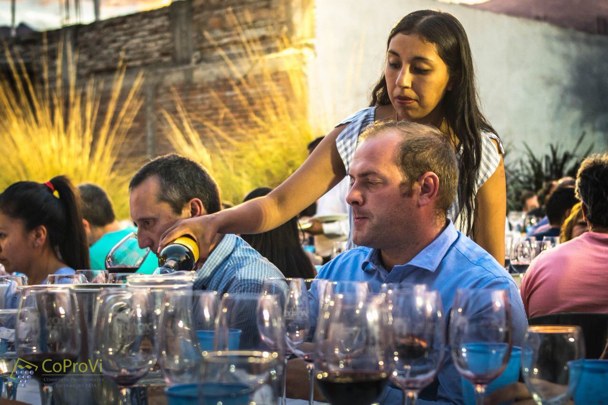 DUROX dijo presente este pasado finde semana en #CoProVi2018 Nuestros comerciales Cristian y Aymeric junto a nuestros clientes y un hermoso paisaje cafayateño.
Salud!🍷