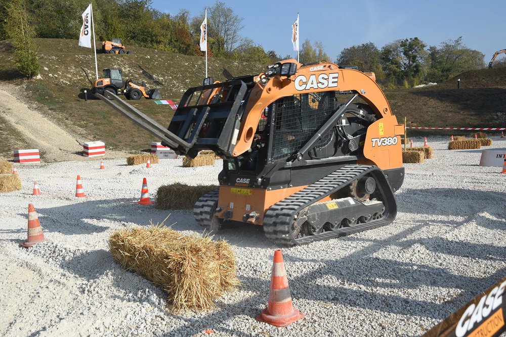 MEqOfficial's tweet photo. The best construction machine operators from all over Europe met together at the #Case Customer Centre in Paris on 20 October for the annual #CaseRodeo Final. @CaseCE_EU | En: https://t.co/RLCWaJCm9O Ro: https://t.co/EhdyrGRRmL https://t.co/IUtmIW6PAk