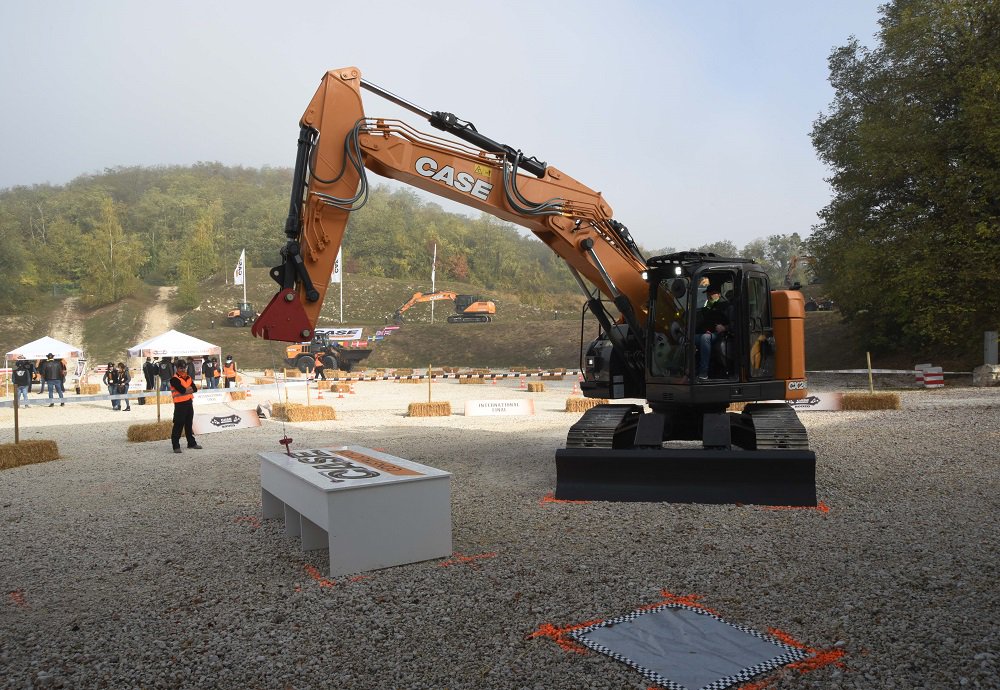 MEqOfficial's tweet photo. The best construction machine operators from all over Europe met together at the #Case Customer Centre in Paris on 20 October for the annual #CaseRodeo Final. @CaseCE_EU | En: https://t.co/RLCWaJCm9O Ro: https://t.co/EhdyrGRRmL https://t.co/IUtmIW6PAk