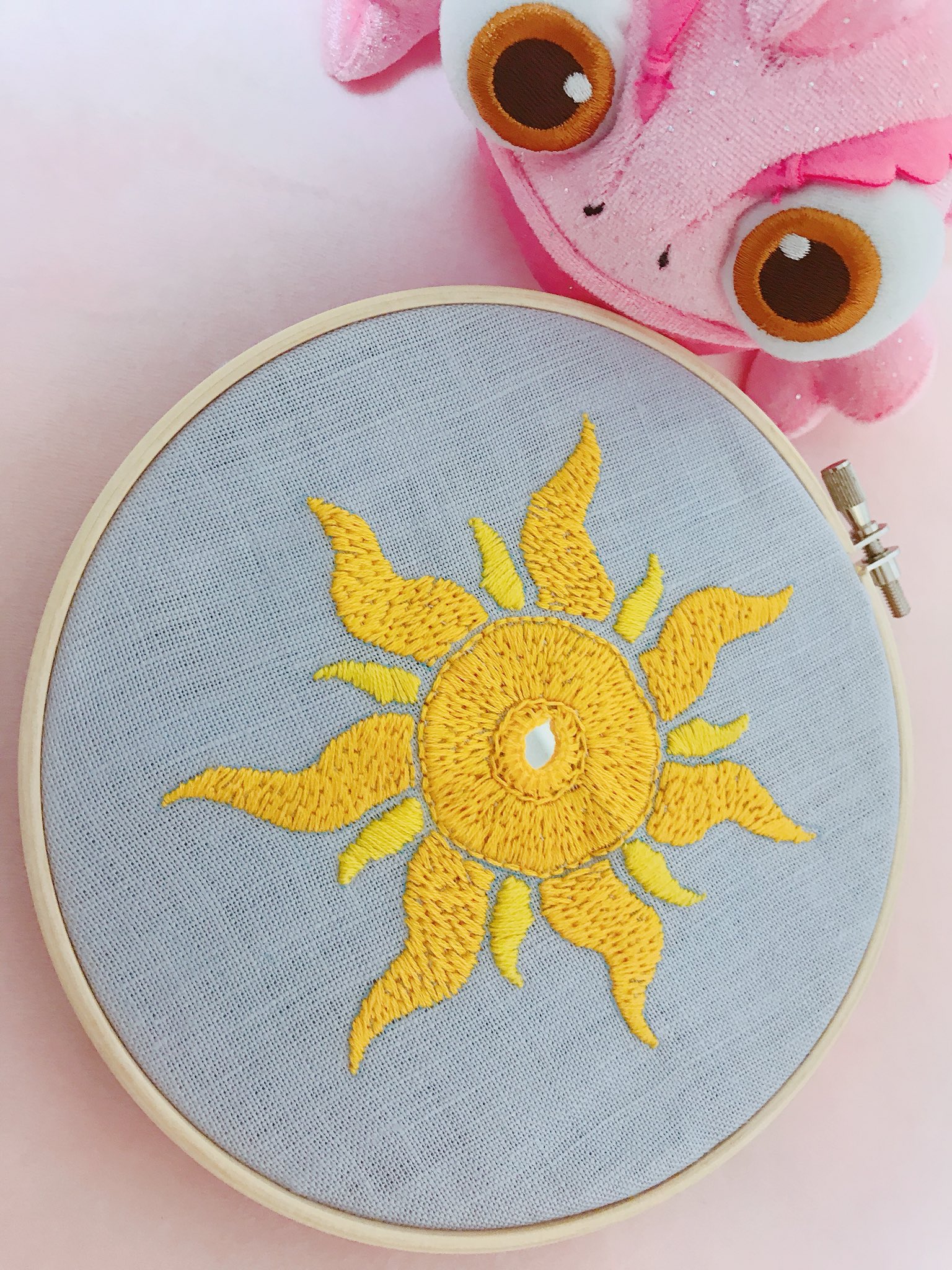 Twitter 上的 みぃ 学校の課題でラプンツェルの太陽を刺繍しました 初めてちゃんとした刺繍したけどすごく大変だった 自分で衣装を作れるようになったら大変だろうけど刺繍してみたいなぁ T Co Ausz12vyqg Twitter