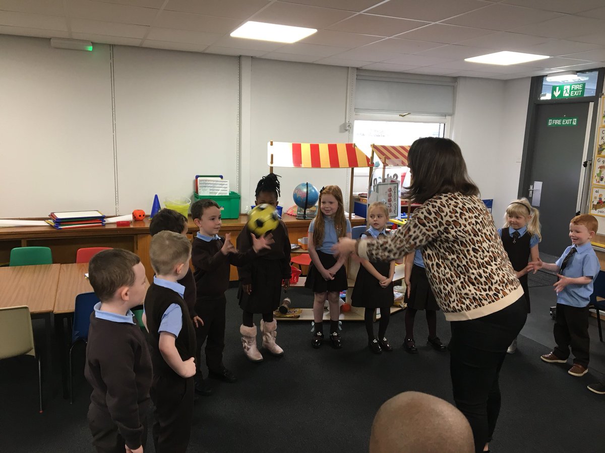 MrsMacdonald_'s tweet image. Monday morning music with Miss Graham 🎶 #rythm #creatingsounds