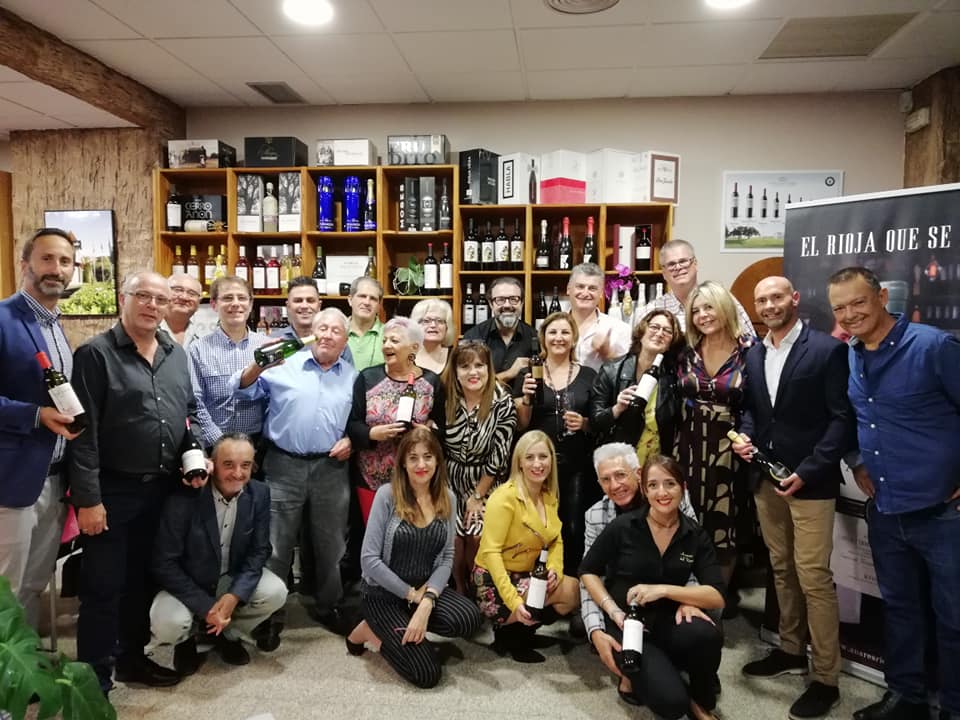 BodegasOlarra's tweet photo. Arrancamos la semana agradeciendo a todos los asistentes la gran acogida  que disteis a nuestros vinos, hace unos días en Los Aromas del Vino  (Alicante). Volveremos pronto por ahí. #FelizLunes https://t.co/SAXFC61Lud