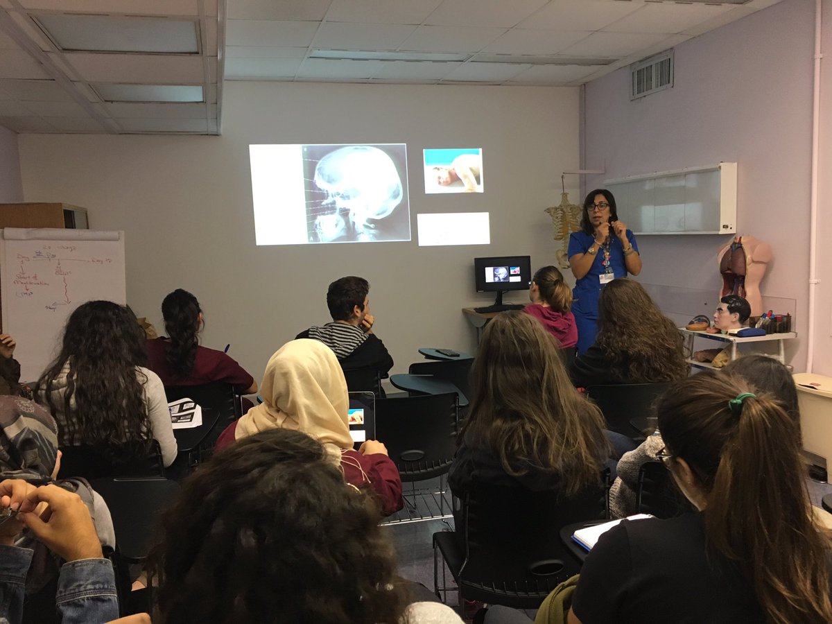 Medical Imaging Sciences @FHS_AUB @AUB_Lebanon learning about #radiographic critique the future of #medicine is here ! #fhsers #aub @fhschapter - join our program for more #anatomy and #pathology #learning in #medicine