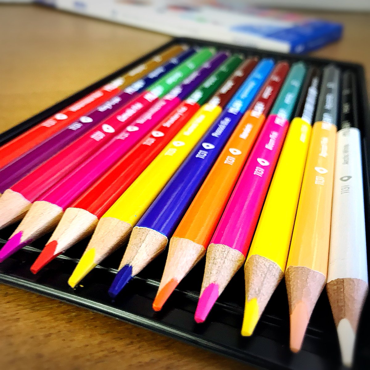 金ペン堂 裾野市の文具店 駄菓子ふたたび とてもいい ミランの色鉛筆 2色鉛筆が12本なので24色です 持ちやすい三角鉛筆でもある まず箱からして最高 中を見て悶絶 最 高 悶 絶 見に来てね ミラン スペイン Milan Spain 輸入文具