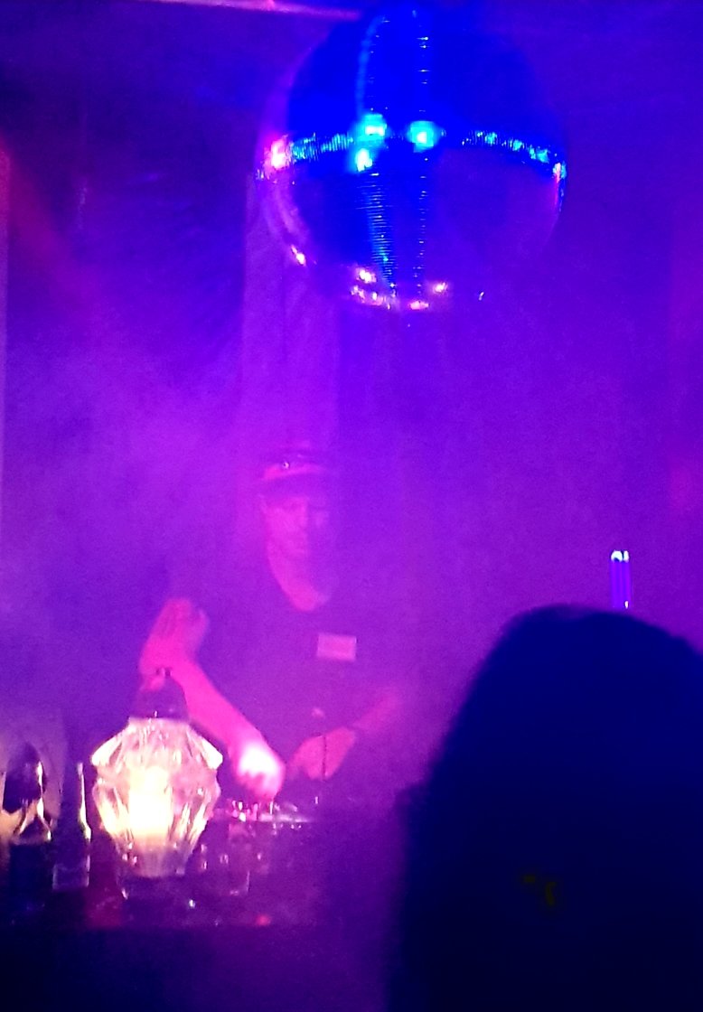 TanzendeKunst's tweet photo. #insel #Berlin #techno #montag https://t.co/ycF1GSb9Pj