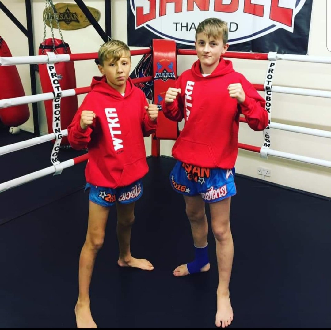 kimainsworth34's tweet photo. I'm absolutely over the moon roll out the red carpet oldham.Tommy and luke have absolutely smashed the world championships in Italy they are both coming home with 3 gold medals each in different weights so proud of theses boys TEAM GB
#traintogetherwintogether
@TeamWaterhead https://t.co/27CPm4IqCE