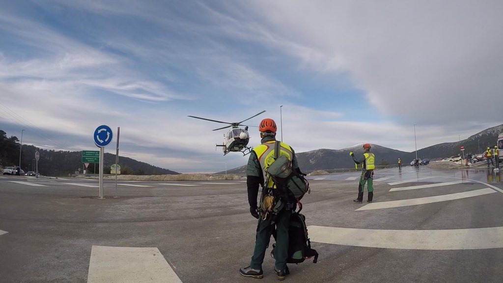 emergenciasCREM's tweet image. En el día de ayer, y tras rescate por parte del #SEREIM @guardiacivil, nuestro #ERIE BST se encargó del traslado a centro hospitalario de una mujer que sufrió problemas médicos en el entorno de #7Picos.