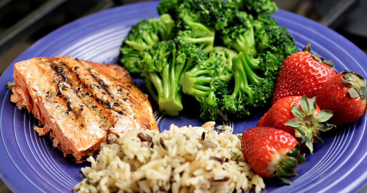 HSJ2605's tweet photo. How to eat #healthfully: Double your portion size
for more updates follow us @ https://t.co/hu13AofazZ
View more @ https://t.co/0vFLDB3yRB https://t.co/OxemNXHYb5