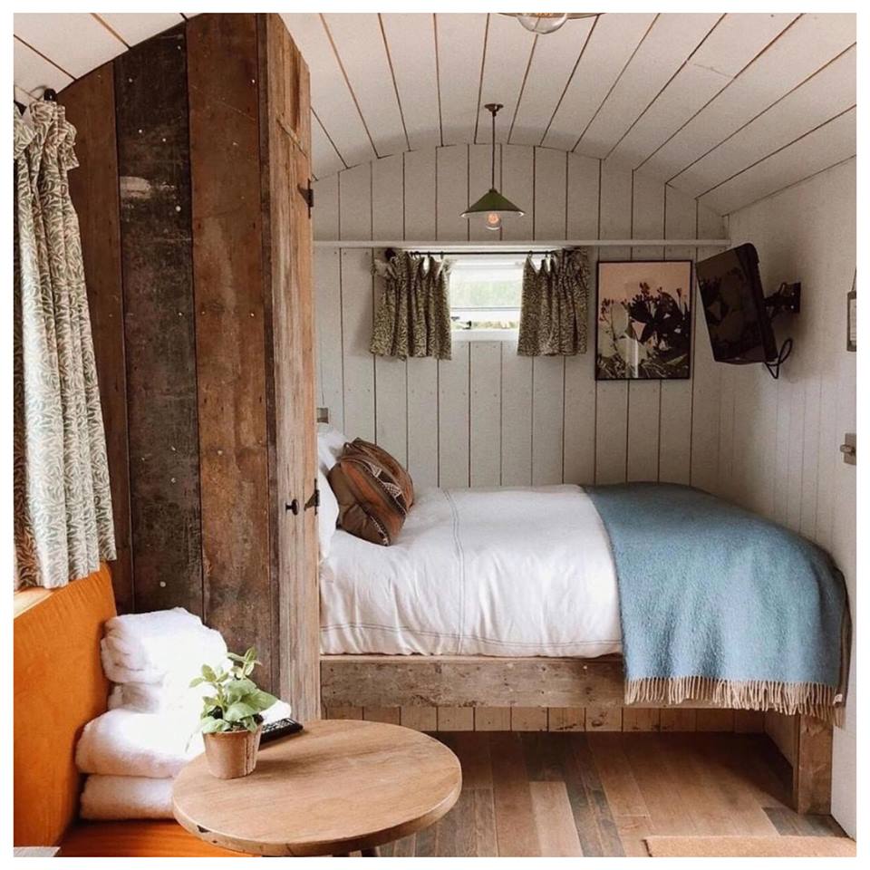 triptwin_app's tweet image. Feel the spirit of the unique place.🌿 @artistresidence | Collection London, UK🇬🇧
 #triptwin