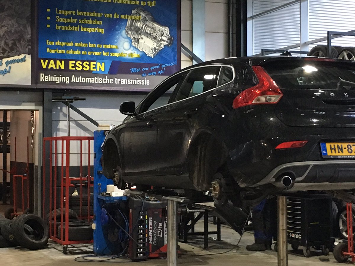 Peter_loil's tweet photo. Zooo. De winterbandjes gaan er weer onder.
Met deze barre weersomstandigheden geen overbodige luxe.🤔 https://t.co/SqzatKSQTj